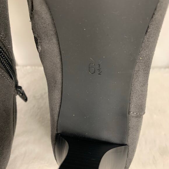 Amelia Grace Women's Gray Suede Booties Size 6.5 - Picture 10 of 10